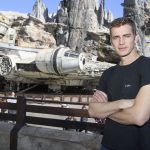 ヘイデン・クリステンセン「スター・ウォーズ：ギャラクシーズ・エッジ」に来園！娘の誕生日のお祝いをバトゥーで