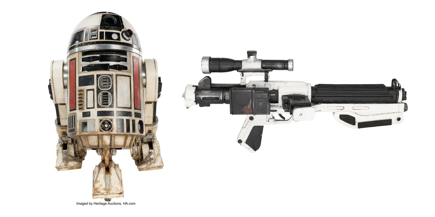 R2-S8、ファースト・オーダー・ストームトルーパー用F-11ブラスターなどの映画プロップ